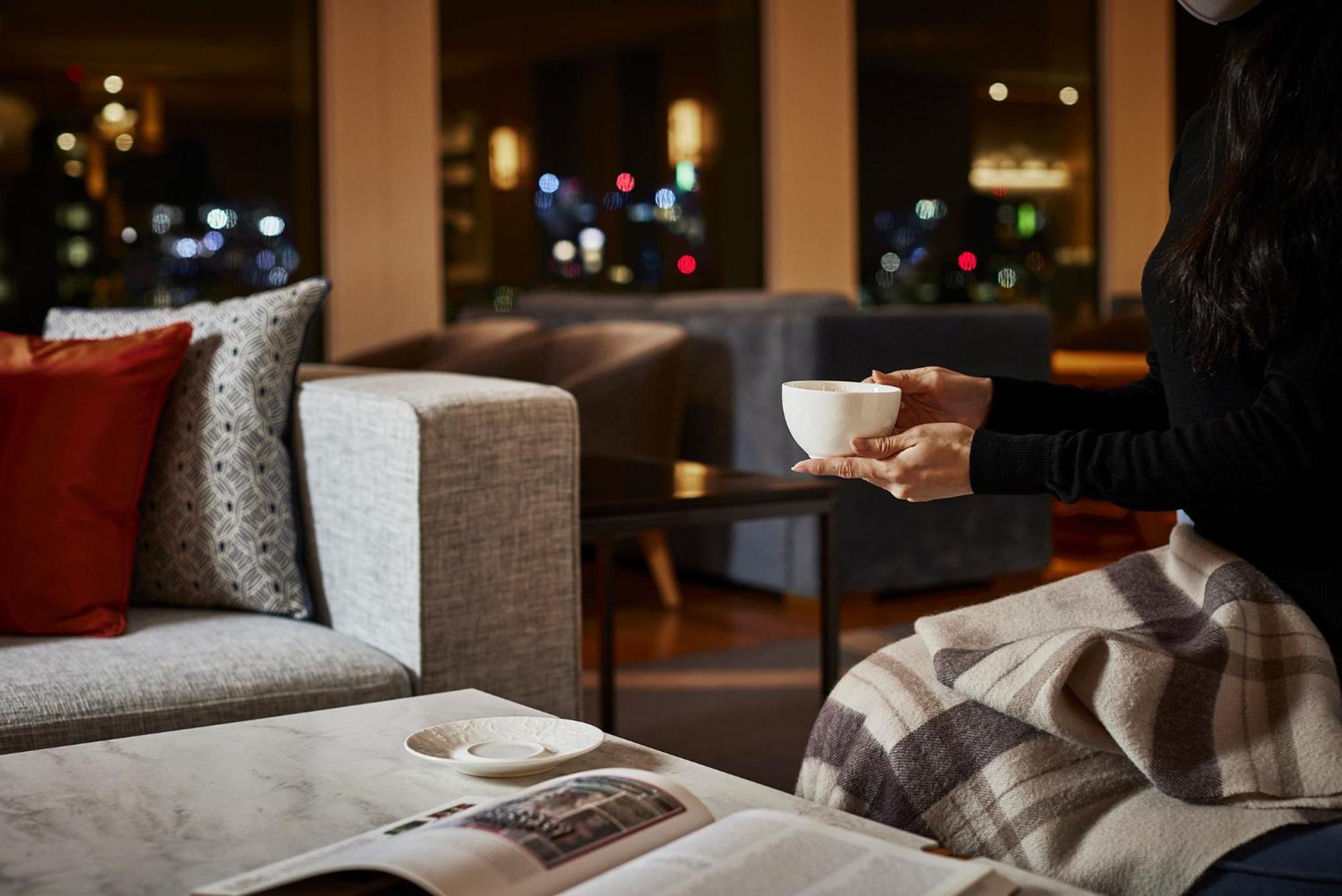 Keio Plaza Hotel Tokyo Esterno foto The Lounge at Hong Kong International Airport