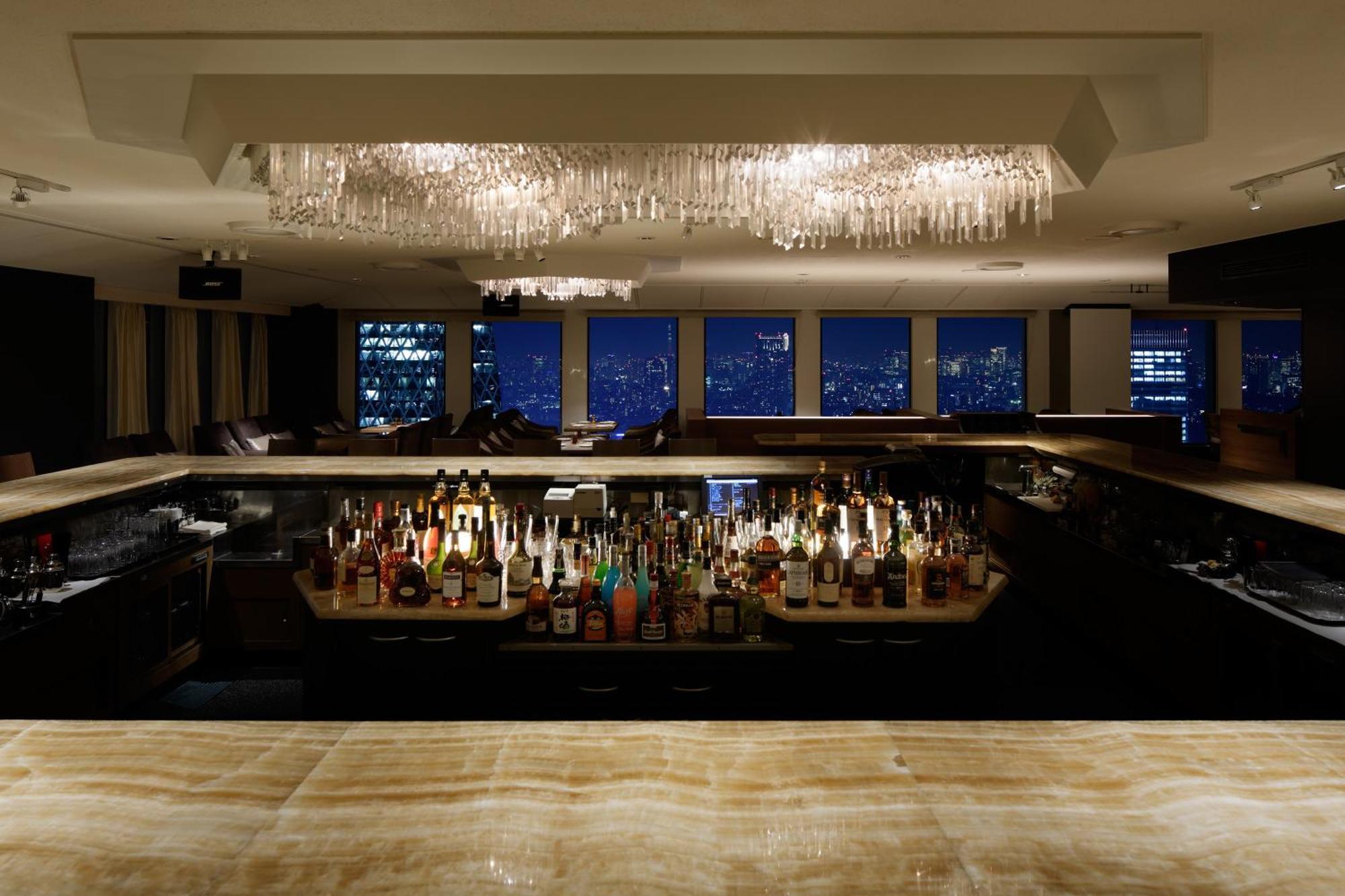 Keio Plaza Hotel Tokyo Esterno foto The bar at the 39th floor