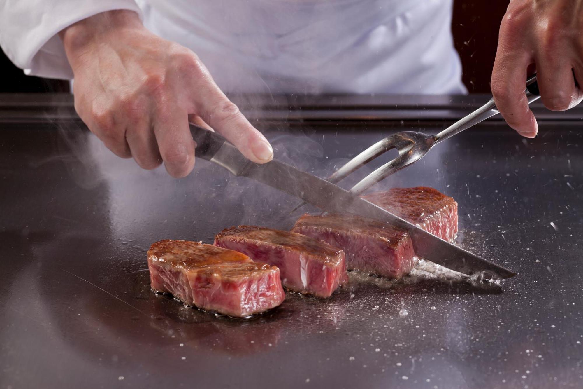 Keio Plaza Hotel Tokyo Esterno foto A steak being cooked on a flattop grill