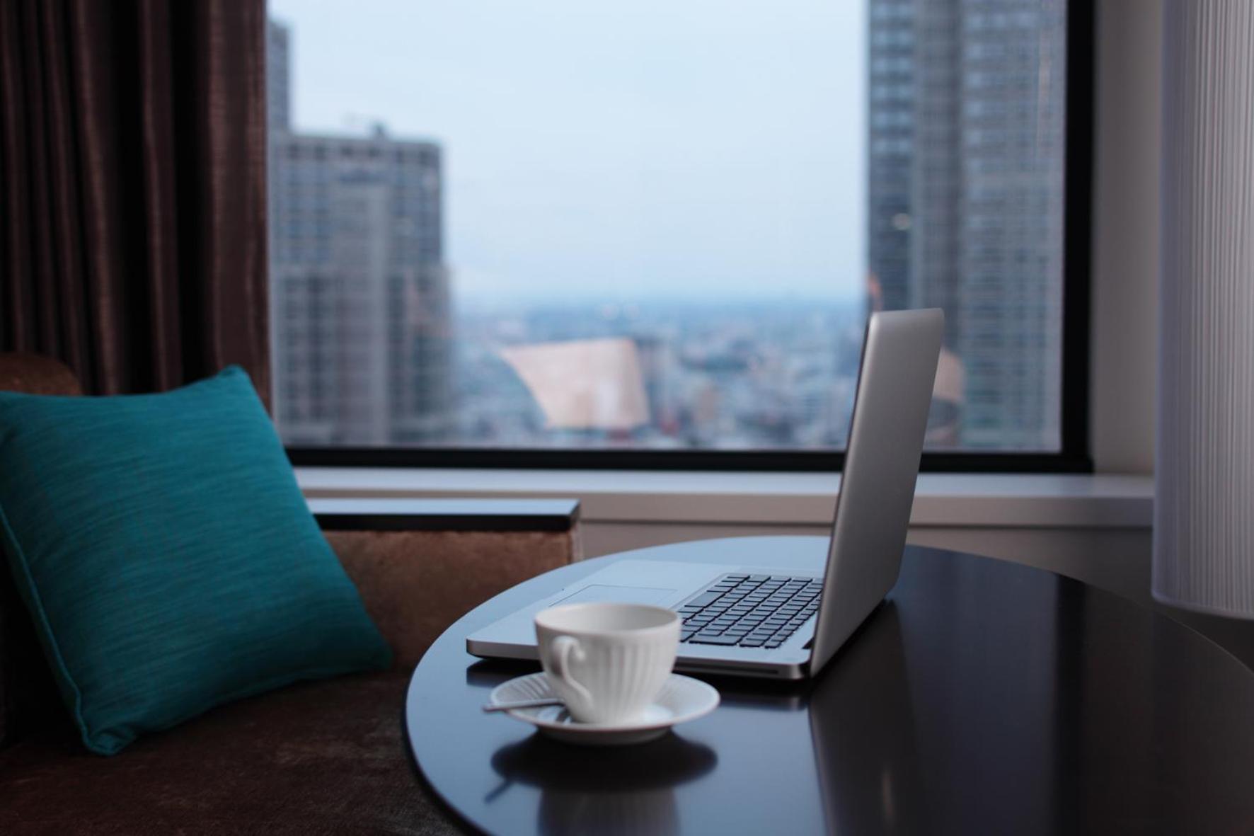 Keio Plaza Hotel Tokyo Esterno foto A laptop and a cup of coffee