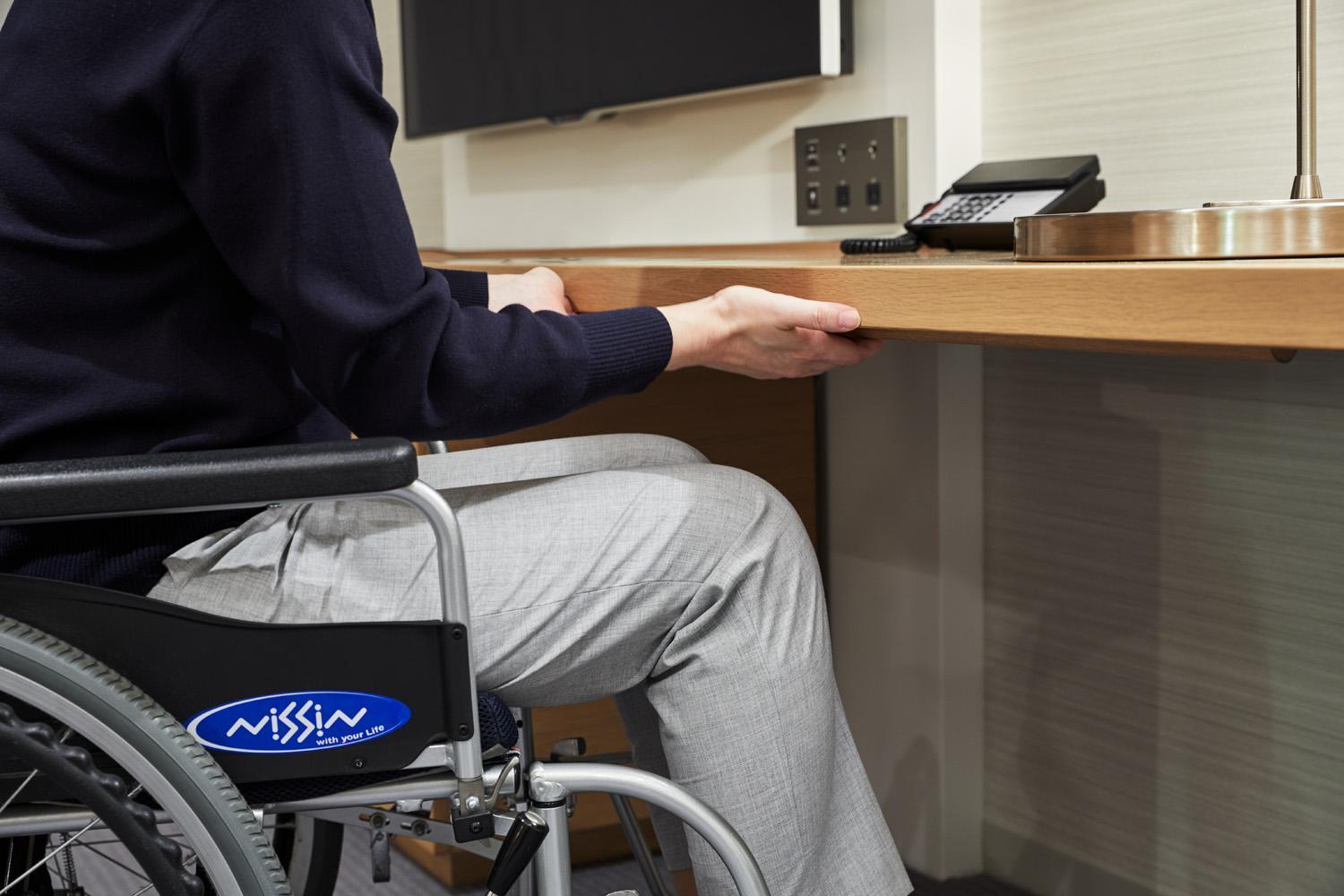 Keio Plaza Hotel Tokyo Esterno foto Wheelchair user at a desk